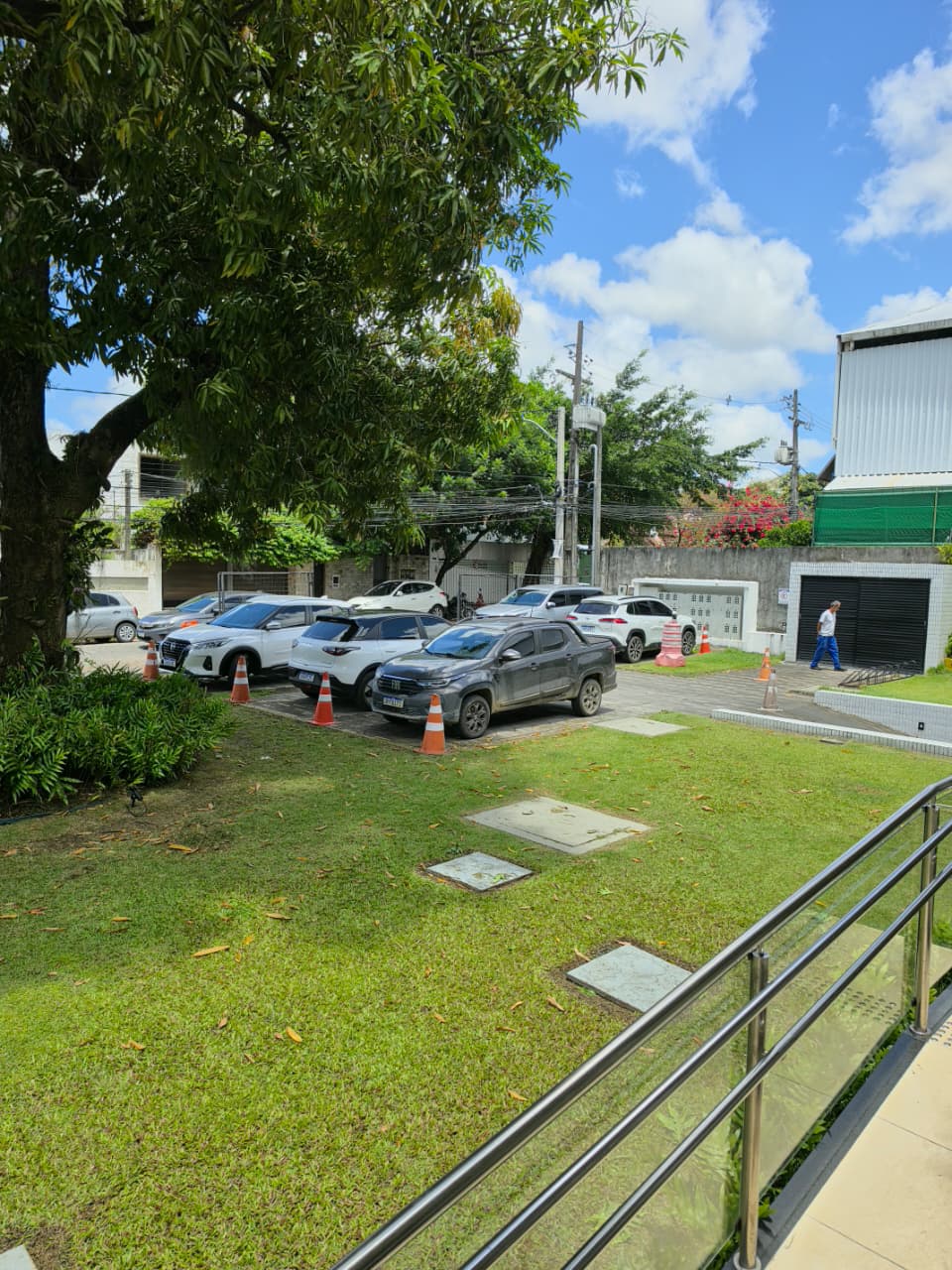Estacionamento arborizado disponível para pacientes na unidade Poço da Panela